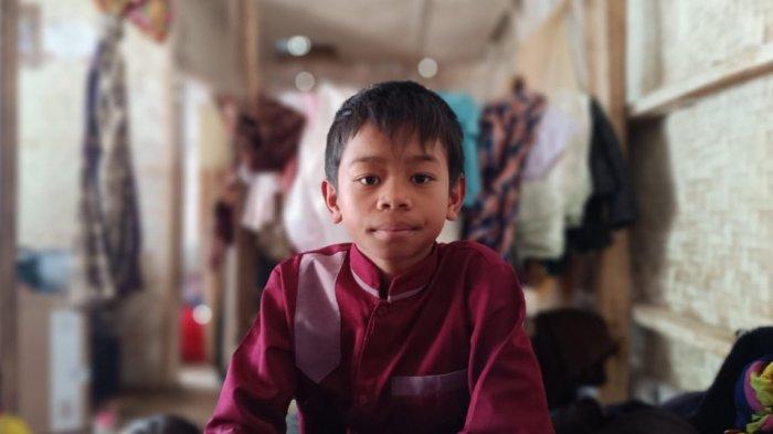 Muiz (12) yang masih duduk di bangku kelas 6 sekolah dasar rela menghabiskan masa kecilnya dengan berjualan cakue demi membantu kebutuhan sehari-hari di Garut.