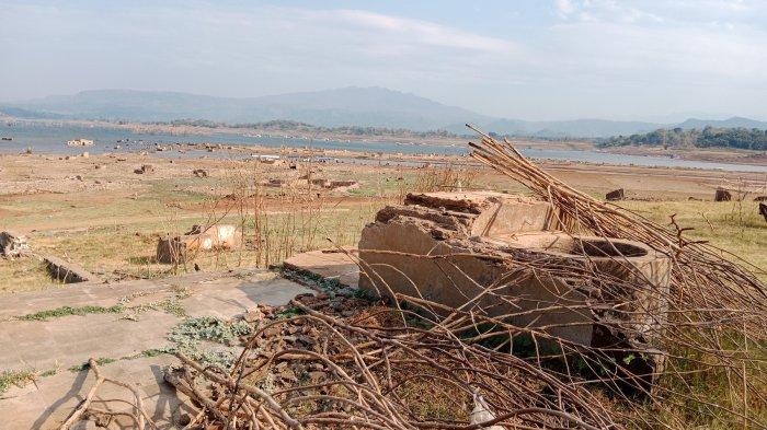 Penampakan Waduk Jatigede di Kabupaten Sumedang yang airnya surut, Minggu (1/10/2023), Kondisi ini imbas dari kemarau panjang.