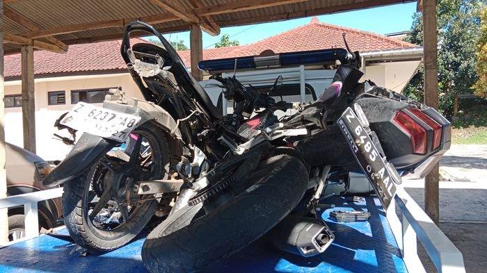 Penampakan dua sepeda motor yang terlibat kecelakaan maut di Jalan Raya Bandung-Sumedang, di Desa Gudang, Kecamatan Tanjungsari, Sumedang, Kamis (20/7/2023) pagi. 