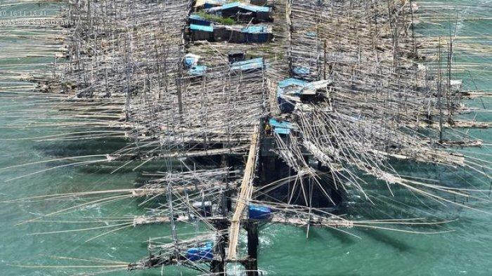 Penampakan jembatan yang terputus tempat nelayan terjebak di Sukabumi, tenda biru di penyangga bambu jadi tempat bertahan 71 orang nelayan.