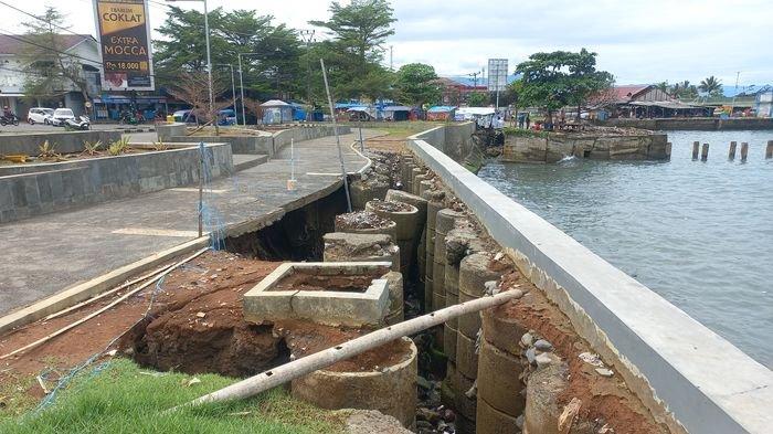 Penampakan kerusakan Alun-alun Gadobangkong, Sukabumi, Kamis (20/2/2025).