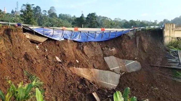 Penampakan longsor di tol Bocimi Sukabumi dengan kondisi tanah yang terlihat masih bergerak, Kamis (4/4/2024).
