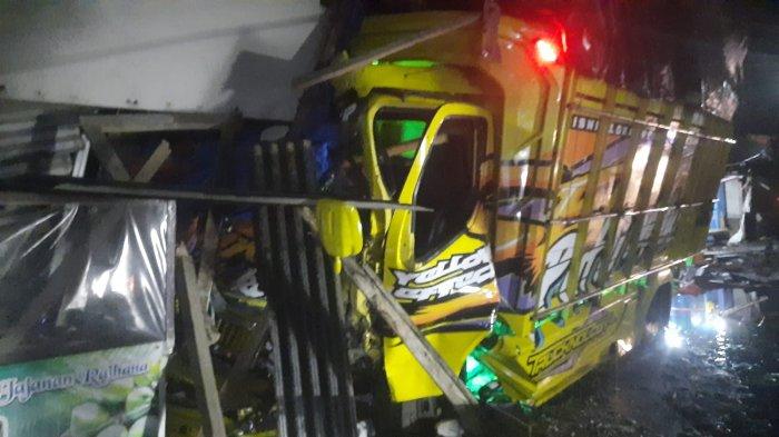 Penampakan truk menghantam 6 warung di Jalan Bagbagan, Sukabumi, tiang bambu sampai nancap ke tempat kemudi, Minggu (1/12/2024).