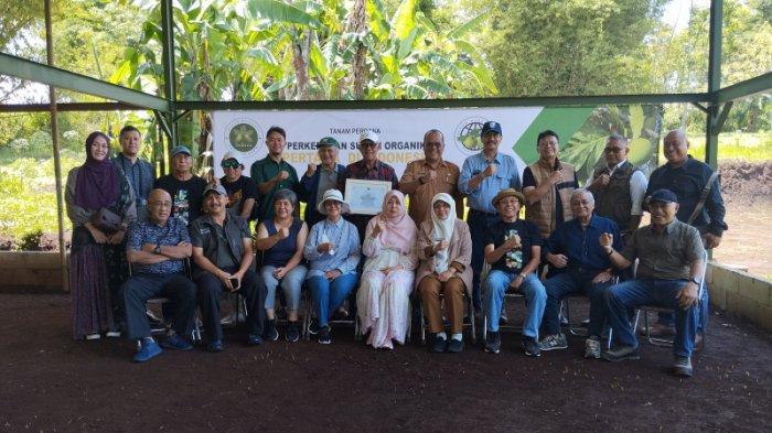 Penanaman perdana pohon sukun pertama di perkebunan organik sukun Majalaya, Kabupaten Bandung, dilakukan Senin (5/2/2024).