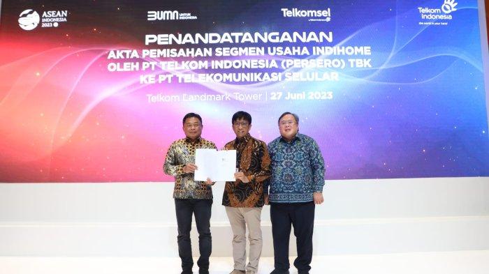 (Kiri ke kanan) Direktur Enterprise & Business Service Telkom FM Venusiana R, Direktur Keuangan & Manajemen Risiko Telkom Heri Supriadi, Direktur Utama Telkom Ririek Adriansyah, Direktur Utama Telkomsel Hendri Mulya Syam, Direktur Sales Telkomsel Adiwinahyu Basuki Sigit dalam acara Penandatanganan Akta Pemisahan Segmen Usaha IndiHome oleh PT Telkom Indonesia (Persero) Tbk. ke PT Telekomunikasi Selular di Jakarta, Selasa (27/6).
