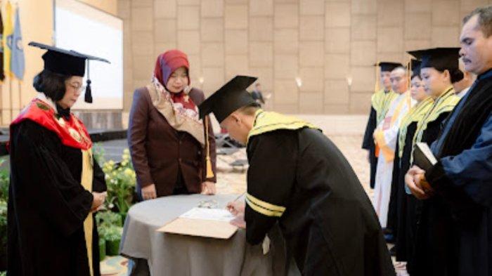 Penandatanganan Angkat Janji Profesi yang disaksikan oleh Rektor dan Sekretaris DPW PPNI Jabar.