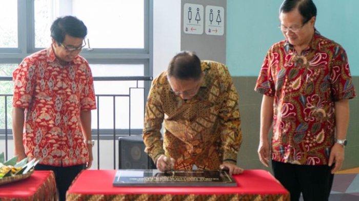 Penandatanganan prasasti peresmian oleh Harijanto sebagai Ketua Dewan Pembina Yayasan GPS disaksikan oleh Widodo Soetjipto selaku perwakilan dari yayasan. 