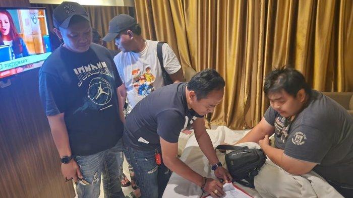 Penangkapan George Sugana Halim, anak bos toko roti di Cakung yang menganiaya pegawainya. George ditangkap di Sukabumi, Minggu (15/12/2024) malam.