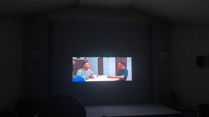 Salah satu film yang ditayangkan di acara bioskop kampus Free Film Production di UIN Bandung, Minggu (31/3/2024)