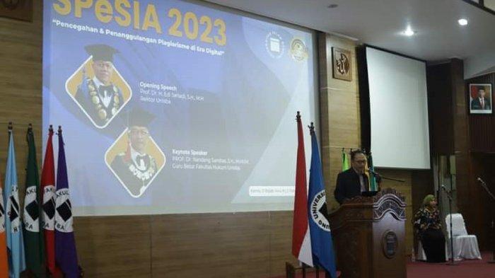 Guru Besar Fakultas Hukum Unisba, Prof. Nandang Sambas memaparkan materi terkait Pencegahan dan Penanggulangan Plagiarisme di Era Digita Upaya Penanggulangan Tindak Pidana Korupsi di Indonesia saat menjadi keynote speaker acara SPeSIA tahun 2023, di Aula Unisba, Kamis (2/2/2023)
