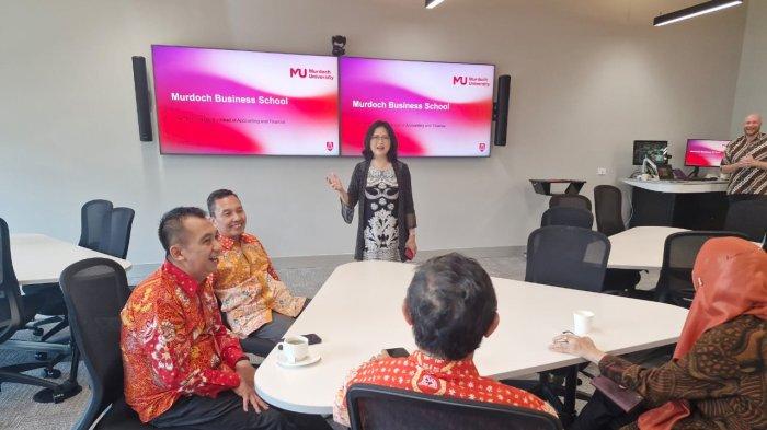 Politeknik STIA LAN Bandung yang tergabung dalam Forum Dekan Ilmu-Ilmu Sosial PTN se-Indonesia (FORDEKISS) berupaya menjalin kerjasama dengan Murdoch University – Perth - Australia untuk turut terlibat dalam  penyelenggaraan konferensi Governance.  Kegiatan dilaksanakan selama dua hari yaitu tanggal 15 – 16 November 2024 bertempat di Gedung Boola Katitjin yang terletak di Pusat Kampus Murdoch University. 