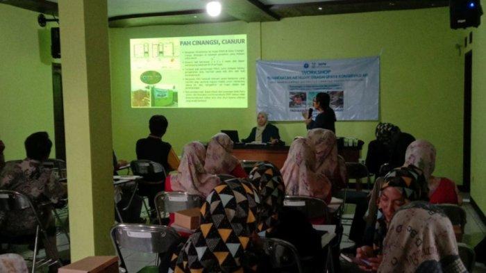 Dosen Fakultas Teknik Sipil dan Lingkungan Institut Teknologi Bandung (FTSL ITB), Dr. Mariana Marselina S.T., M.T. bersama dengan Siti Ai Nurhayati S.T., M.T., Aurel Ardya Prameswari (Teknik Lingkungan), dan Ardiana Widyantari (Teknik Lingkungan) melaksanakan kegiatan pengabdian masyarakat Sub DAS Cikapundung Hulu, Desa Mandalamekar, Kecamatan Cimenyan, Kabupaten Bandung, Jawa Barat. Program ini didukung oleh Direktorat Riset dan Pengabdian Kepada Masyarakat Institut Teknologi Bandung (DRPM ITB). Kegiatan yang dilakukan adalah 