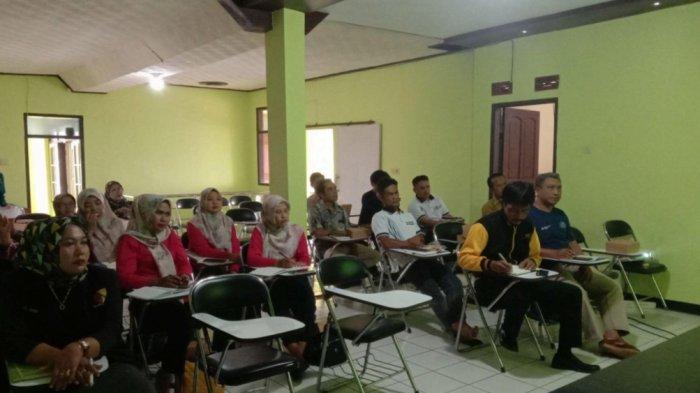 Dosen Fakultas Teknik Sipil dan Lingkungan Institut Teknologi Bandung (FTSL ITB), Dr. Mariana Marselina S.T., M.T. bersama dengan Siti Ai Nurhayati S.T., M.T., Aurel Ardya Prameswari (Teknik Lingkungan), dan Ardiana Widyantari (Teknik Lingkungan) melaksanakan kegiatan pengabdian masyarakat Sub DAS Cikapundung Hulu, Desa Mandalamekar, Kecamatan Cimenyan, Kabupaten Bandung, Jawa Barat. Program ini didukung oleh Direktorat Riset dan Pengabdian Kepada Masyarakat Institut Teknologi Bandung (DRPM ITB). Kegiatan yang dilakukan adalah 