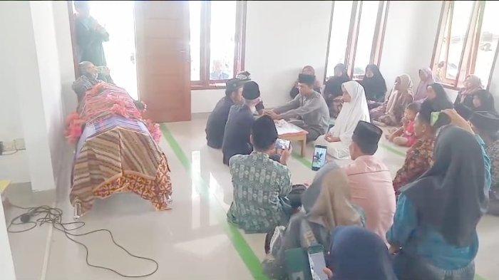 Pernikahan sepasang pengantin bernama Aji Siswanto (24) dan Mugi Rahayu, warga Kecamatan Purwadadi, Kabupaten Ciamis, berlangsung di depan jenazah sang kakek, Kamis (23/11/2023).