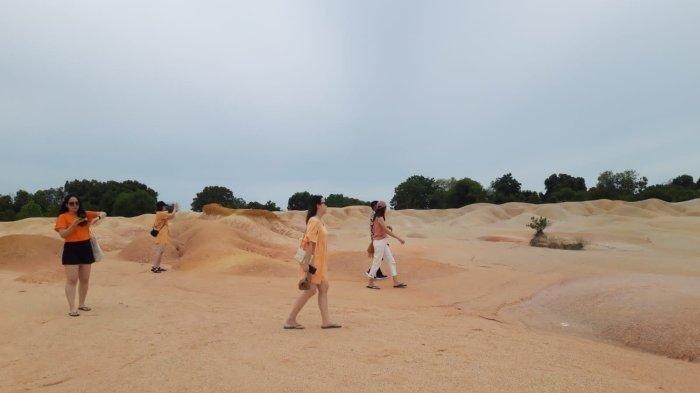 Pengunjung Gurun Pasir Telaga Biru di Desa Busung, Kecamatan Seri Kuala Lobam, Kabupaten Bintan, Provinsi Kepulauan Riau (Kepri), Kamis (9/2/2023). Lokasi ini menjadi satu di antara destinasi wisata Bintan. (Tribun Batam/Alfandi Simamora)