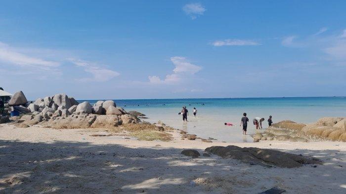 PANTAI TRIKORA - Pengunjung Pantai Trikora, Kabupaten Bintan, Provinsi Kepri, Jumat (30/6/2023).