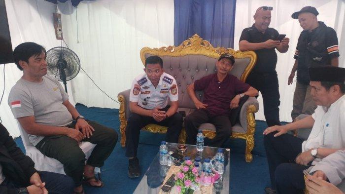 SUNAT UANG KOMPENSASI -- Pengurus KKSU Cisarua Nandar Tayana (duduk di sofa tengah, sebelah kanan) melakukan klarifikasi bersama Dinas Perhubungan (Dishub) Kabupaten Bogor terkait pemotongan kompensasi kepada sopir angkot di Simpang Gadog, Megamendung, Kabupaten Bogor, Jawa Barat, pada Jumat (4/4/2025). KKSU menyebut tidak ada pungutan dengan pemotongan uang kompensasi tetapi diberikan secara sukarela oleh sopir dan seikhlasnya. (Hironimus Rama/ Warta Kota)