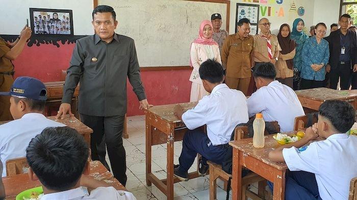 Penjabat Bupati Majalengka, Dedi Supandi (kiri), saat meninjau pelaksanaan makan bergizi gratis di SMPN 7 Majalengka, Kecamatan/Kabupaten Majalengka, Senin (16/12/2024).