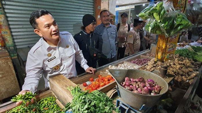 Penjabat Bupati Majalengka, Dedi Supandi (kiri), saat memantau harga bahan pokok menjelang Idul Adha di Pasar Rajagaluh, Kecamatan Rajagaluh, Kabupaten Majalengka, Sabtu (15/6/2024).