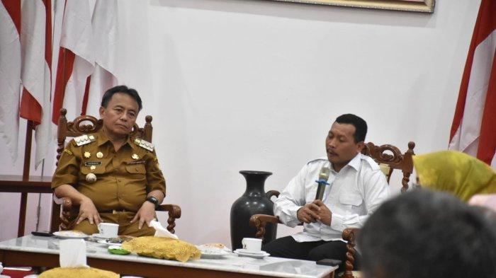 Penjabat Bupati Sumedang, Herman Suryatman bersama  M. Samsuri, Kepala LLDIKTI Wilayah IV Jawa Barat dan Banten saat melakukan evaluasi atas Kuliah Kerja Nyata (KKN) Tematik  di Gedung Negara Sumedang, Senin (20/11/2023). 
