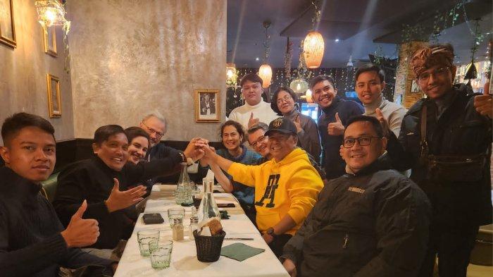 Penjabat Bupati Sumedang, Herman Suryatman hadir langsung ke Paris, Prancis untuk menonton tujuh orang warganya yang manggung di Le Contcert Imprompto.