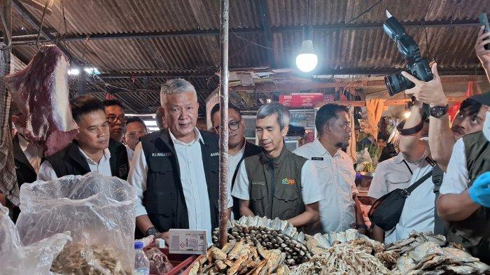 Penjabat Wali Kota Bandung, Bambang Tirtoyuliono mengecek pasar