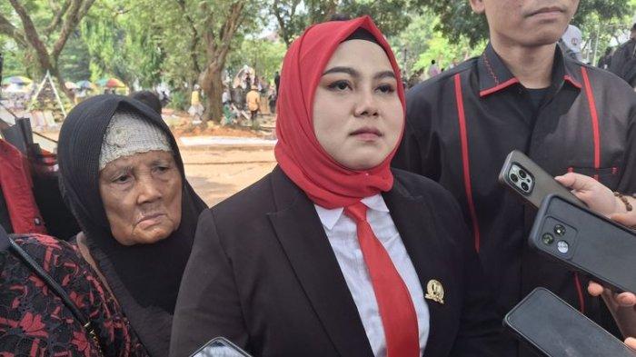 Tika Kartika Sari, pedagang sayur yang dilantik jadi anggota DPRD Lebak, Rabu (28/8/2024). 