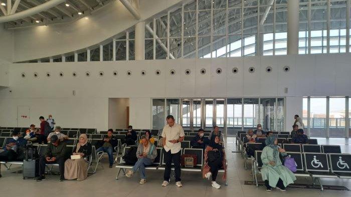 Penumpang Kereta Cepat Whoosh saat menunggu di Stasiun Padalarang karena tertinggal imbas KA Feeder mengalami gangguan, Kamis (19/10/2023).