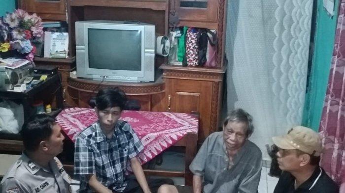 Penyelesaian kasus penganiayaan lansia berinisial S (78) oleh anaknya, JS (32), di Cakung, Jakarta Timur, yang dibantu oleh jajaran Polsek Cakung, Selasa (23/1/2024).