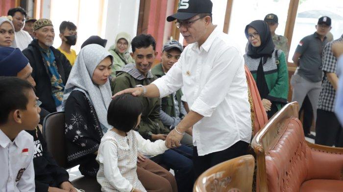 Bupati Dadang Supriatna menemui perwakilan penerima bantuan disela acara Penyerahan Bantuan Sosial kepada penyandang disabilitas di Gedung Dewi Sartika, Soreang, Selasa (21/11/2023).