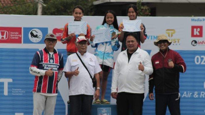 Penyerahan penghargaan kepada para pemenang turnamen TAFT kategori usia.