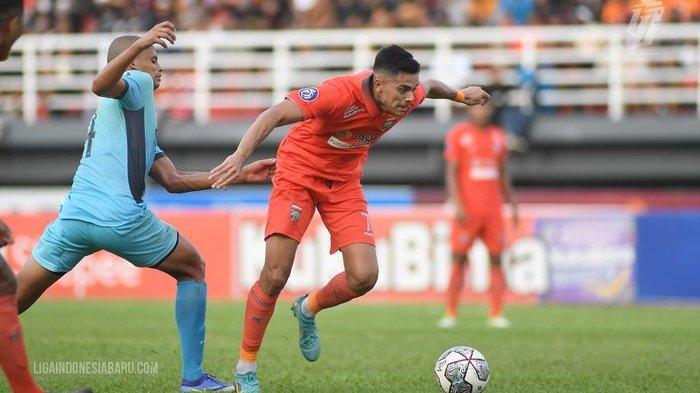 Penyerang Borneo FC Matheus Pato melewati adangan pemain Madura United. Borneo FC berhadapan dengan Bali United, Kamis (15/12/2022) sore.