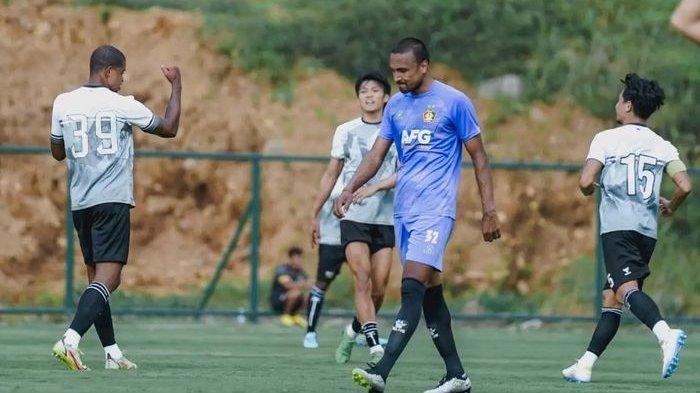Penyerang Dewa United Alex Martins (kiri) merayakan gol saat beruji coba melawan Persik Kediri.