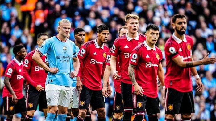 Penyerang Manchester City, Erling Haaland, dikawal ketat para pemain Manchester United dalam duel Derbi Manchester di Etihad Stadium, Minggu (2/10/2022) malam WIB.