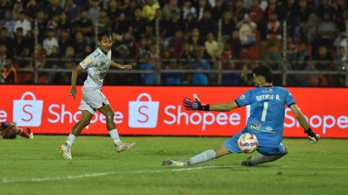 Penyerang PERSIB, Beckham Putra Nugraha mencetak gol ke gawang Semen Padang pada pertandingan pekan ke-27 Liga 1 2024/25 di Stadion Haji Agus Salim, Senin, 10 Maret 2025.