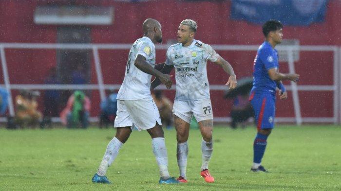 Penyerang PERSIB, Ciro Alves dan Gervane Kastaneer merayakan gol ke gawang Arema FC pada pertandingan pekan ke-20 Liga 1 2024/25 di Stadion Gelora Soepriadi Blitar, Jumat, 24 Januari 2025.