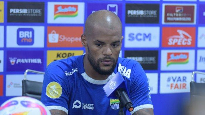 Penyerang PERSIB, David da Silva memberikan keterangan pers usai pertandingan melawan Malut United di Stadion Gelora Bandung Lautan Api, Jumat, 13 Desember 2024.