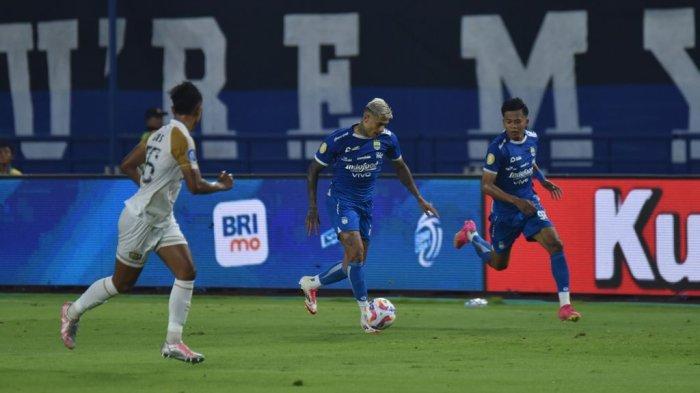 Penyerang Persib Bandung Ciro Alves mencoba melewati adangan pemain belakang Dewa United pada pertandingan pekan ke-19 Liga 1 2024/2025 di Stadion Gelora Bandung Lautan Api, Jumat, 17 Januari 2025