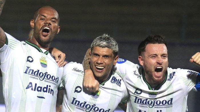 Penyerang Persib Bandung, Ciro Alves, merayakan gol bersama David da Silva (kiri) dan dan Marc Klok (kanan) saat melawan Dewa United, Minggu (26/11/2023). Persib melawan PSM, Senin (4/12/2023) malam.