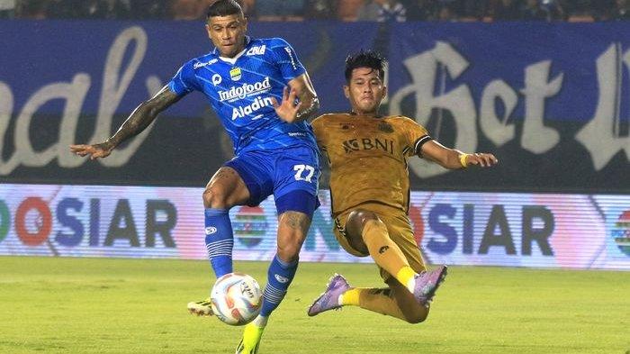 Penyerang Persib Bandung, Ciro Alves (kiri) mencoba melepaskan tembakan saat ditempel ketat bek Bhayangkara FC, Putu Gede, pada laga pekan ke-30 Liga 1 2023-2024 di Stadion Si Jalak Harupat Kabupaten Bandung, Kamis (28/3/2024) malam. Skor laga 0-0.