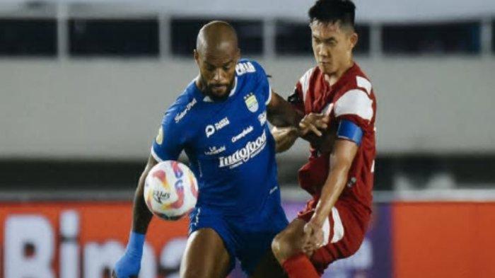 Penyerang Persib Bandung, David da Silva, dibayangi pemain Persis Solo dalam laga pekan ke- 17 di Stadion Manahan, Solo, Minggu (29/12/2024).