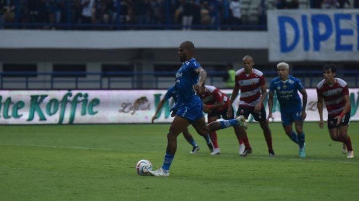 Penyerang Persib Bandung David da Silva mengeksekusi penalti saat melawan Madura United di pekan pertama Liga 1 2023-2024 di Stadion Gelora Bandung Lautan Api, Minggu (2/7/2023) sore.