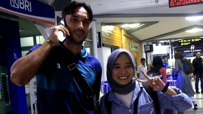 Penyerang Persib Bandung Ezra Walian diajak berfoto saat berada di Stasiun Bandung jelang berangkat ke Yogyakarta, Jumat (1/3/2024) sore. Persib akan berhadapan dengan RANS Nusantara di Stadion Sultan Agung, Bantul, Yogyakarta, Minggu (3/3/2024) malam.