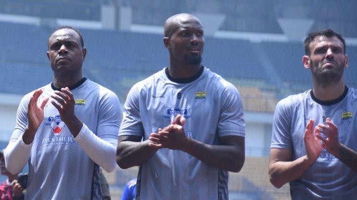 MENGAKU TERKESAN - Penyerang Persib Bandung, Gervane Kastaneer  (tengah)mengaku terkesan dengan dukungan yang diberikan Bobotoh kepada tim saat menjalani sesi latihan di Stadion Gelora Bandung Lautan Api (GBLA), Kamis (13/2/2025).