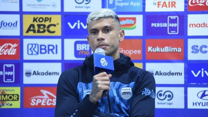 Penyerang Persib, Ciro Alves memberikan keterangan pers usai pertandingan pekan ke-21 Liga 1 2024/2025 di Stadion Gelora Bandung Lautan Api, Sabtu, 1 Februari 2025.