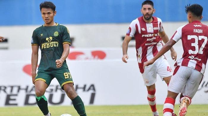 Penyerang Persikabo 1973, Dimas Drajad (kiri).
