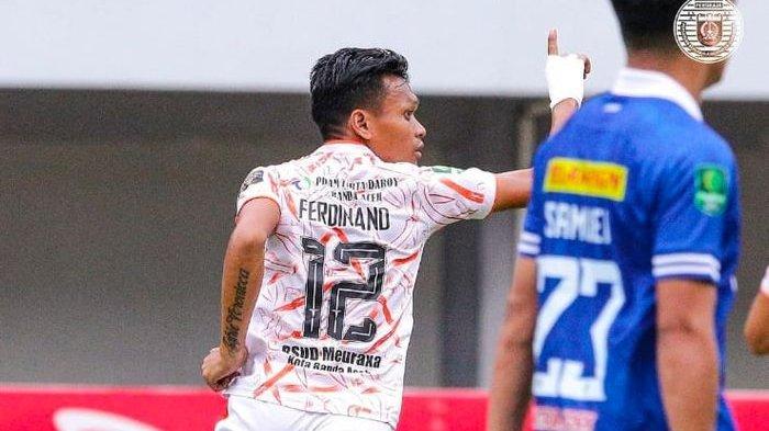 Penyerang Persiraja, Ferdinand Sinaga, melakukan selebrasi setelah membobol gawang PSIM Yogyakarta.