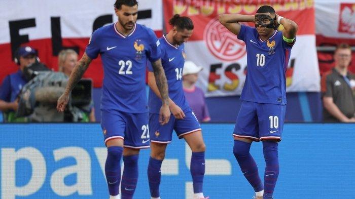 Penyerang Prancis #10 Kylian Mbappe (kanan) bereaksi terhadap peluang yang terlewatkan di samping gelandang Prancis #14 Adrien Rabiot (tengah) dan bek Prancis #22 Theo Hernandez selama pertandingan sepak bola Grup D UEFA Euro 2024 antara Prancis dan Polandia di Stadion BVB di Dortmund pada 25 Juni 2024. (Foto oleh FRANCK FIFE / AFP)