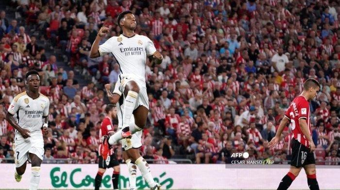 Penyerang Real Madrid Rodrygo (Tengah) merayakan gol pembuka pada pertandingan Liga Spanyol antara Athletic Bilbao vs Real Madrid di stadion San Mames di Bilbao pada 12 Agustus 2023.