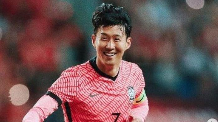 Penyerang Timnas Korea Selatan, Son Heung-Min. Son akhirnya tiba di Qatar menyusul rekan-rekannya untuk bertanding di Piala Dunia 2022.